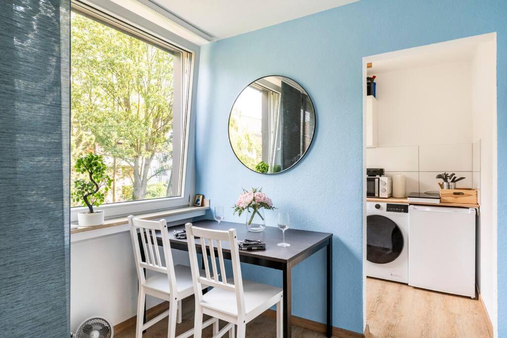 - Heavenly Apartment In The Heart Of Duisburg - 2 Mins Hbf Central Station - Big Tv & Working Space & Netflix - Exterior photo