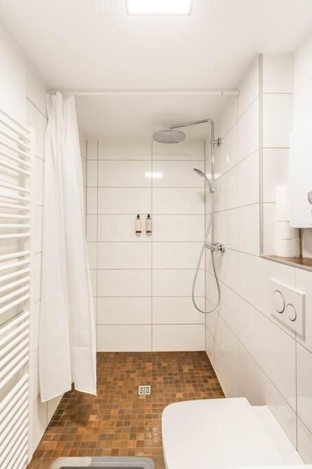 - Heavenly Apartment In The Heart Of Duisburg - 2 Mins Hbf Central Station - Big Tv & Working Space & Netflix - Exterior photo