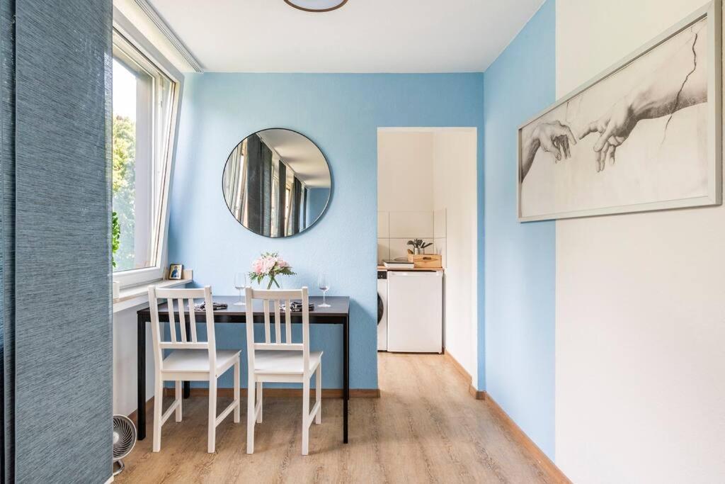 - Heavenly Apartment In The Heart Of Duisburg - 2 Mins Hbf Central Station - Big Tv & Working Space & Netflix - Exterior photo
