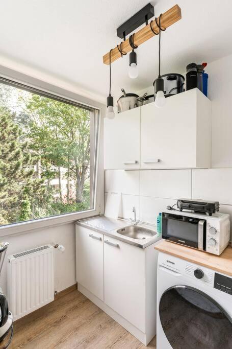 - Heavenly Apartment In The Heart Of Duisburg - 2 Mins Hbf Central Station - Big Tv & Working Space & Netflix - Exterior photo